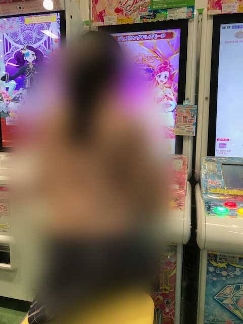 ゲームをする娘